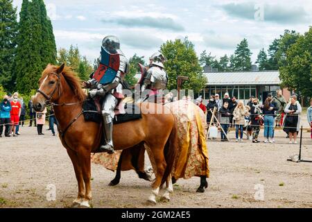 Kouvola, Finlandia - 7 agosto 2021: Spettacolo all'aperto al Medieval Market Festival. Cavalieri a cavallo. Foto Stock