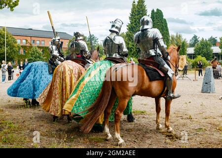 Kouvola, Finlandia - 7 agosto 2021: Spettacolo all'aperto al Medieval Market Festival. Cavalieri a cavallo. Foto Stock