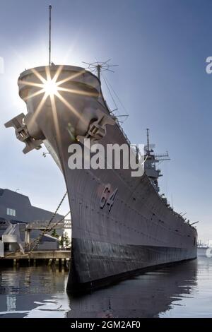USS Wisconsin BB-64 Norfolk, VA - Vista superiore del sole che tramonta dietro la USS Wisconsin, una corazzata di classe Iowa a Norfolk, Virginia. Questo Foto Stock