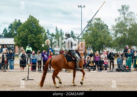 Kouvola, Finlandia - 7 agosto 2021: Spettacolo all'aperto al Medieval Market Festival. Cavalieri a cavallo. Foto Stock