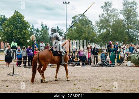 Kouvola, Finlandia - 7 agosto 2021: Spettacolo all'aperto al Medieval Market Festival. Cavalieri a cavallo. Foto Stock