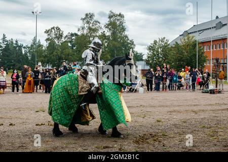 Kouvola, Finlandia - 7 agosto 2021: Spettacolo all'aperto al Medieval Market Festival. Cavalieri a cavallo. Foto Stock