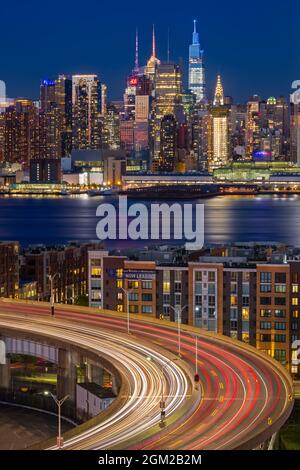 NYC Skyline e Lincoln Tunnel Helix - Vista superiore dell'Helix del Lincoln Tunnel, situato a Weehawken, New Jersey e il Midtown Manhattan New York ci Foto Stock