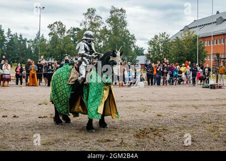 Kouvola, Finlandia - 7 agosto 2021: Spettacolo all'aperto al Medieval Market Festival. Cavalieri a cavallo. Foto Stock