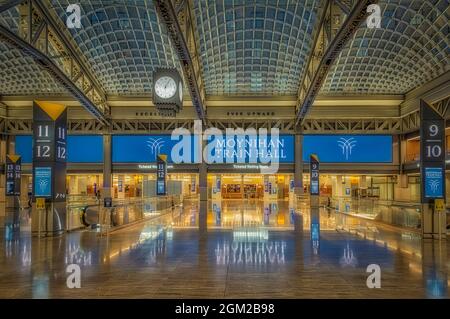 NYC Moynihan Train Hall - Vista interna della stazione ferroviaria recentemente rinnovata nel centro di Manhattan a New York City. Daniel Patrick Moynihan treno ha Foto Stock