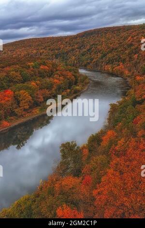 Delaware River Autumn - Vista dall'alto dei magnifici colori del fogliame autunnale. Foto Stock