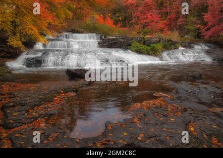 Shohola Falls PA - Vista delle maestose cascate che si erono 50 piedi di altezza e 75 piedi di larghezza nella zona di Pocono della Pennsylvania. Che circonda le cascate Foto Stock