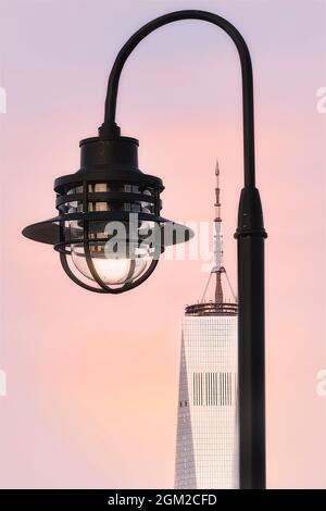 Inquadratura del World Trade Center - lampione stradale incornicia il WTC durante il tramonto. One World Trade Center è conosciuto come la Freedom Tower. Questa immagine i Foto Stock