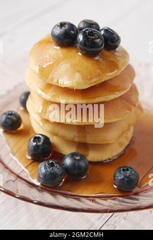 Pancake con bacche fresche e sciroppo d'acero su un piatto, Foto Stock