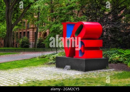 U-Penn Love Sculpture II - proprio nel cuore della Pennsylvania of University è l'iconica scultura Love. Questa immagine è disponibile anche a colori Foto Stock