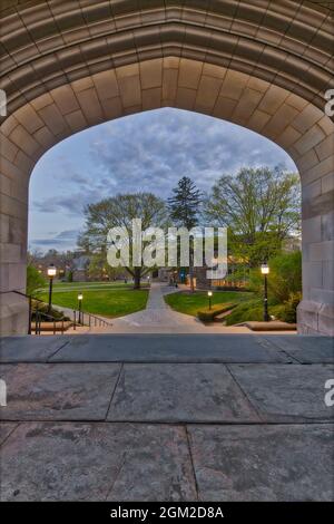 Blair Hall Arch Princeton View - una vista sullo stile architettonico gotico della Collegiata illuminata dell'Arch della Torre dell'Orologio di Blair Hall. Università di Princeton Foto Stock