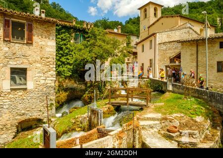 Il borgo di Rasiglia, chiamato anche la "Venezia dell'Umbria", Foligno, Umbria, Italia Foto Stock