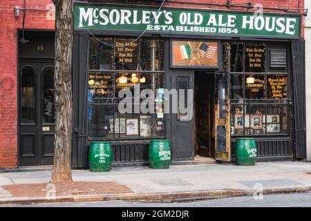 McSorley's fondato nel 1854 NYC - Vista esterna dell'Old Ale House Old Irish pub di McSorley nel quartiere East Village di Manhattan a New York ci Foto Stock