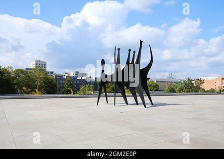 Berlino, Germania, 10 settembre 2021, scultura in acciaio 'teste e unghie' di Alexander Calder sulla superficie liberamente accessibile alla Neue Nationalgaleri Foto Stock