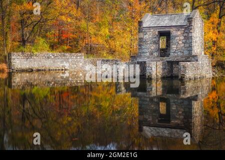 Speedwell Dam in autunno - Vista sulla struttura in pietra sul fiume Whippany circondata dai colori caldi del fogliame autunnale. Questa immagine è disponibile Foto Stock