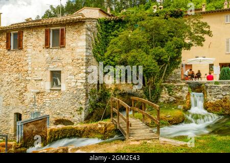 Il borgo di Rasiglia, chiamato anche la "Venezia dell'Umbria", Foligno, Umbria, Italia Foto Stock