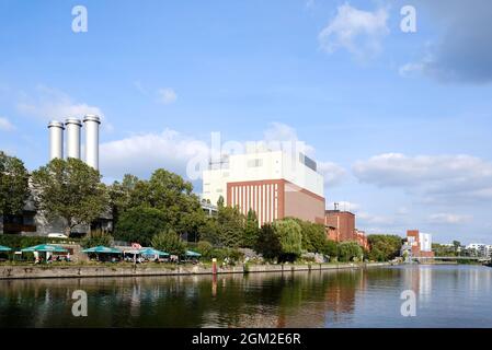 Berlino, Germania, 7 settembre 2021, vista sul fiume Sprea fino alla centrale di Charlottenburg combinata di calore e potenza con camino triplo e nuovo bu cubico Foto Stock