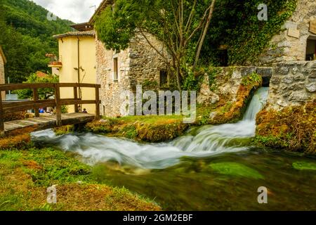 Il borgo di Rasiglia, chiamato anche la "Venezia dell'Umbria", Foligno, Umbria, Italia Foto Stock