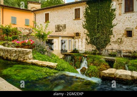 Il borgo di Rasiglia, chiamato anche la "Venezia dell'Umbria", Foligno, Umbria, Italia Foto Stock