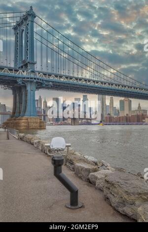 Manhattan Bridge Frames WTC - Vista del World Trade Center comunemente chiamato Freedom Tower e dello skyline di New York City tra uno dei Th Foto Stock