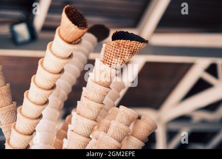 Un mucchio di coni di gelato vuoti o vuoti in un negozio. Foto Stock