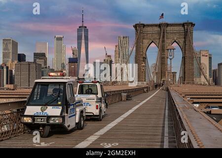 Brooklyn Bridge WTC NYC - View to  World Trade Center commonly referred to as the Freedom Tower from the Brooklyn Bridge. Foto Stock