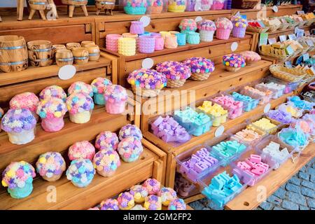 Giugno, 2021 - Seferihisar, Izmir, Turchia: Negozio di souvenir con vasi di fiori in ceramica color pastello, lettere alfabetiche e matite in mostra sulla str Foto Stock
