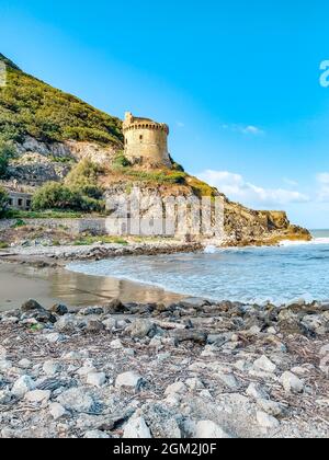 Antica torre di difesa romana Torre Paola su una collina vicino al Mar Mediterraneo nel Parco Nazionale del Circeo. Bella costa del Lungomare di Sabaudia Foto Stock
