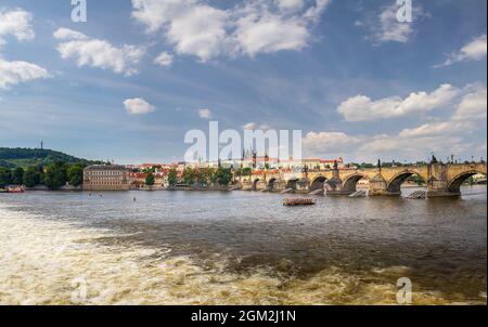 Vista sul fiume Moldava fino al castello di Praga e al Ponte Carlo, Praga, repubblica Ceca Foto Stock