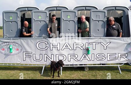 Veterans (da sinistra a destra), Ian Baillie, Mike Hewlett e il suo cane Buster, Gary Sprakes e Chris Nicholls, che stanno trascorrendo 120 ore in cabine portabili della toilette a Southsea Common a Portsmouth, Hampshire, per raccogliere soldi per i Veterans Forgotten UK che sostiene ex membri delle forze armate. I Veterani dell'esercito e il servizio sottomarino Royal Navy, che mirano a raccogliere 1,500 sterline, hanno iniziato il loro sit-in mercoledì e termineranno alle 16 di domenica. Data foto: Giovedì 16 settembre 2021. Foto Stock