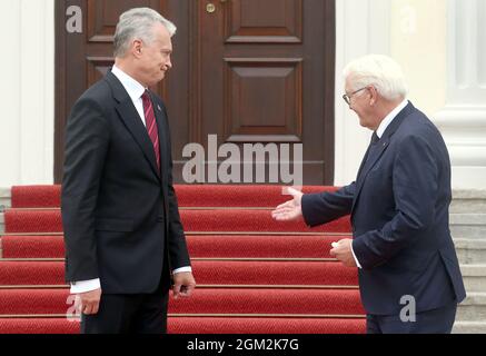 Berlino, Germania. 16 settembre 2021. Il presidente federale Frank-Walter Steinmeier (r) riceve a Bellevue Palace Gitanas Nauseda, presidente della Lituania. Credit: Wolfgang Kumm/dpa/Alamy Live News Foto Stock