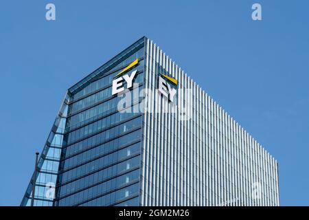 Toronto, Canada-25 agosto 2021: EY Tower nel centro di Toronto. Foto Stock