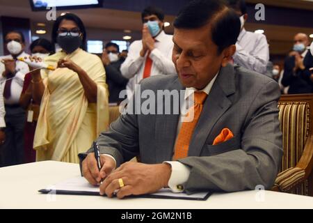 Colombo, Ajith Nivard Cabraal. 15 settembre 2021. Il sedicesimo governatore della Banca Centrale dello Sri Lanka (CBSL), Ajith Nivard Cabraal, ha assunto l'incarico il 15 settembre 2021. Cabraal, che in precedenza era stato Ministro di Stato dei mercati monetari e dei capitali e della riforma delle imprese statali, è stato nominato Governatore della CBSL dal Presidente Gotabaya Rajapaksa, secondo la legge sul diritto monetario del paese. Credit: Gayan Sameera/Xinhua/Alamy Live News Foto Stock