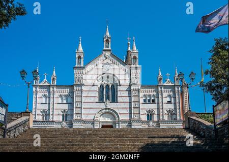 Santuario neogotico di nostra Signora di Montallegro in cima ad una collina sopra il borgo di Rapallo in Riviera italiana Foto Stock