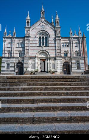 Santuario neogotico di nostra Signora di Montallegro in cima ad una collina sopra il borgo di Rapallo in Riviera italiana Foto Stock