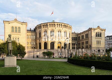 Oslo, Norvegia. Settembre 2021. Vista all'aperto del palazzo del parlamento nel centro della città Foto Stock