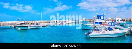 Cammina sul molo e guarda le piccole barche bianche nel porto di pescatori di Jumeirah, Dubai, Emirati Arabi Uniti Foto Stock