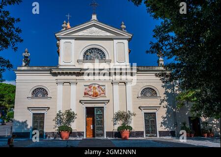 La chiesa di SantìAmbrogio, su un colle tra Rapallo e Zoagli, sulla Riviera italiana Foto Stock