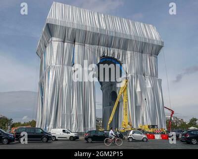 Francia, Parigi, 14 settembre 2021 : L' Arc de Triomphe è avvolto in 25,000 metri quadrati di tessuto di polipropilene riciclabile in blu argento, e con Foto Stock