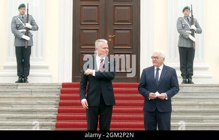 Berlino, Germania. 16 settembre 2021. Il presidente federale Frank-Walter Steinmeier (r) riceve a Bellevue Palace Gitanas Nauseda, presidente della Lituania. Credit: Wolfgang Kumm/dpa/Alamy Live News Foto Stock