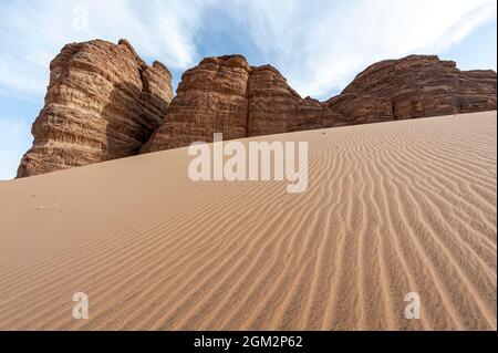Formazioni rocciose di arenaria di forme folli nel deserto vicino a Medina e AlUla e Madain Saleh in Arabia Saudita Foto Stock
