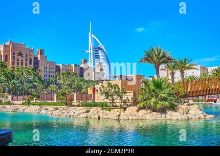 Il canale, Fort Island con parco, Jumeirah Mina A'salam hotel di fronte alla futuristica torre Burj al Arab, mercato Souk Madinat Jumeirah, Dubai, Emirati Arabi Uniti Foto Stock