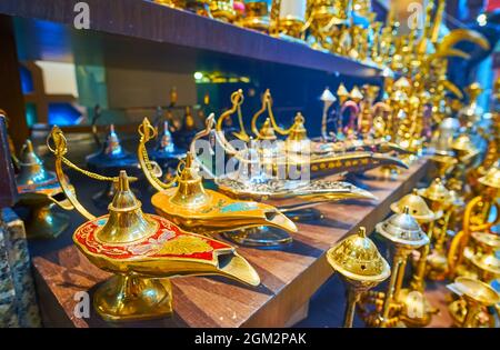 Le lampade ad olio in ottone mediorientale di stile vintage sul banco del negozio di souvenir del mercato di Souk Madinat Jumeirah, Dubai, Emirati Arabi Uniti Foto Stock
