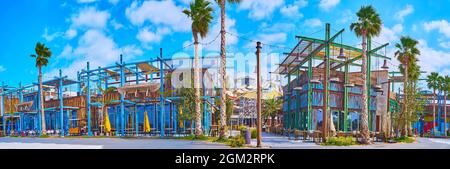 Panorama del quartiere dello shopping e dei ristoranti di la Mer Beachside con caffè, ristoranti, negozi e zone lounge, Dubai, Emirati Arabi Uniti Foto Stock