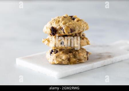 Primo piano di una piccola pila di biscotti fatti in casa per la colazione al mirtillo e al lino. Foto Stock