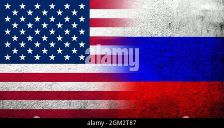 Bandiera nazionale degli Stati Uniti d'America (USA) con bandiera della Federazione Russa, Russia. Sfondo grunge Foto Stock