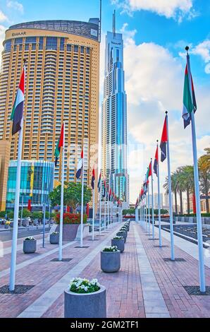 DUBAI, Emirati Arabi Uniti - 3 MARZO 2020: Il vicolo panoramico di bandiere, decorato con fiori in pentole all'ingresso principale del Dubai Mall, il 3 marzo a Dubai Foto Stock