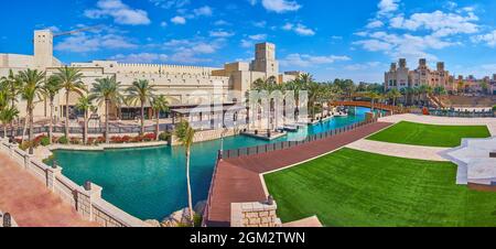 La Fort Island osserva gli edifici tradizionali del mercato del suk Madinat Jumeirah, il canale, i ponti e il Madinat Jumeirah Conference and Events Center, Duba Foto Stock