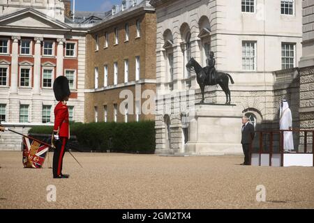 Il primo ministro Boris Johnson (seconda destra) con lo sceicco Mohammed bin Zayed al Nahyan, principe ereditario dell'Emirato di Abu Dhabi (destra), ispeziona una Guardia d'onore nel centro di Londra durante la sua visita nel Regno Unito. Data foto: Giovedì 16 settembre 2021. Foto Stock