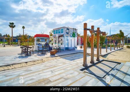 DUBAI, Emirati Arabi Uniti - 4 MARZO 2020: Le colonne di legno della doccia spiaggia e il piccolo juice bar dietro di essa, la spiaggia pubblica la Mer, il 4 marzo a Dubai Foto Stock